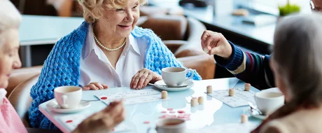 Senioren am Tisch beim Spielen