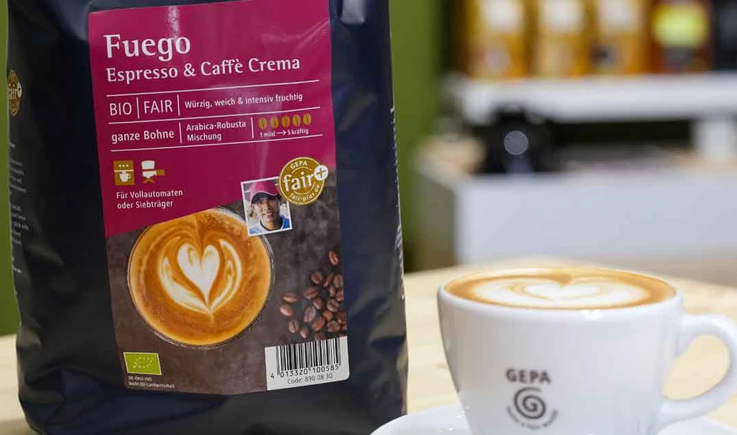 Eine Tasse Cappuchino, neben dieser steht eine Kaffeeverpackung von GEPO.