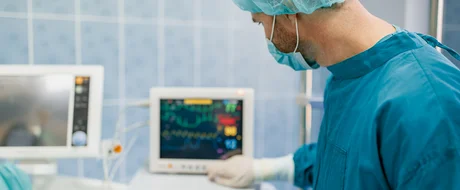 PEG - Chirurg schaut auf OP-Monitor