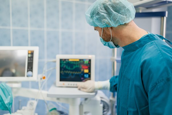 PEG - Medizintechnik PEG - Chirurg schaut auf OP-Monitor