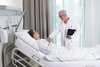 PEG - Hygienelösungen im Krankenhaus Arzt bei der Visite im Patientenzimmer eines modernen Krankenhauses