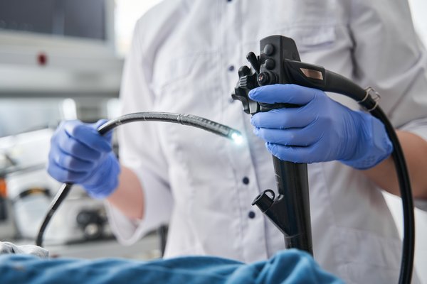 PEG – Endoskopie Geräteservice durch unseren Partner ENDMOBIL Eine Person hält ein Endoskopiegerät in einer medizinischen Einrichtung in den Händen