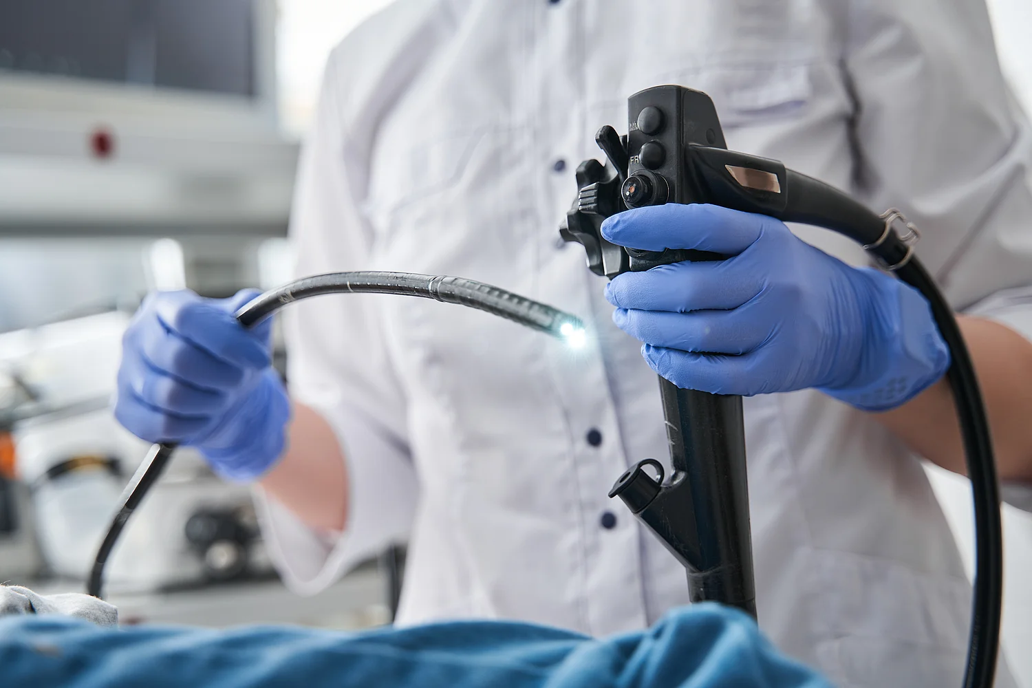 PEG – Endoskopie Geräteservice durch unseren Partner ENDMOBIL Eine Person hält ein Endoskopiegerät in einer medizinischen Einrichtung in den Händen