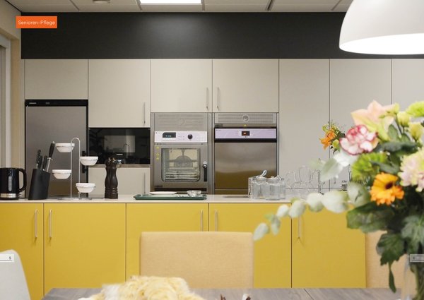 PEG - Maiworms Großküchenlösungen für den Pflegealltag Großküche mit gelben Fronten in einer Einrichtung der Seniorenpflege