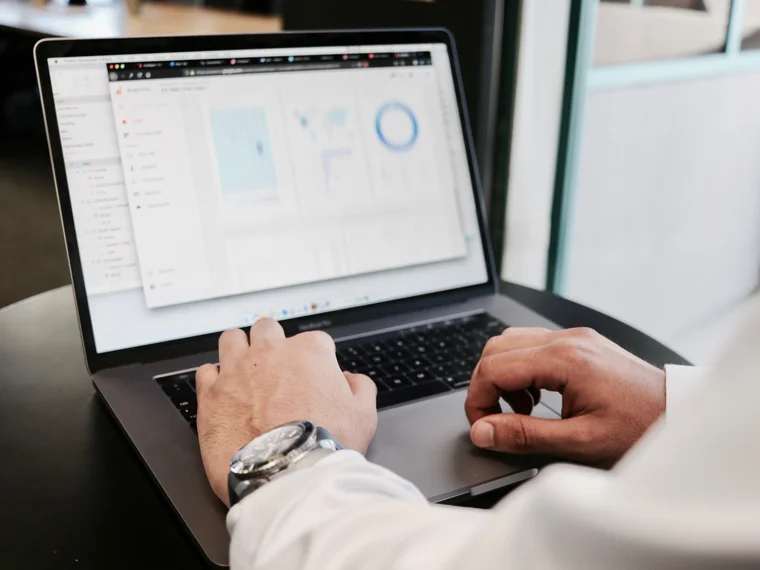 PEG - Büro PEG - Mitarbeiter arbeitet am Laptop