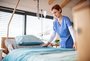 PEG - Krankenschwester mit einem Bettbezug