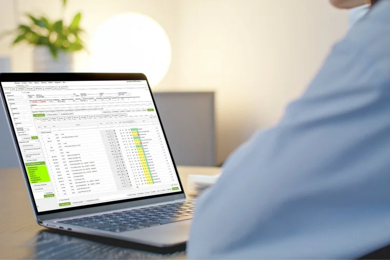 Bestell- und Organisationssystem PEG-BOS PEG - Mitarbeiter bestellt am Laptop