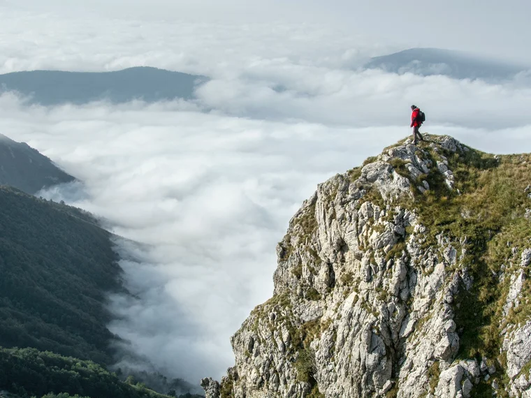 PEG - Aussicht auf einen Berg über den Wolken in der Natur 