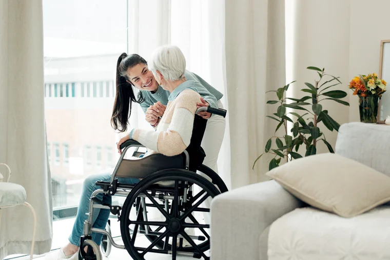 PEG - Mitarbeiterin kümmert sich um Seniorin