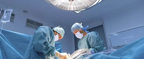 PEG - Operationsraum mit zwei Ärzten 