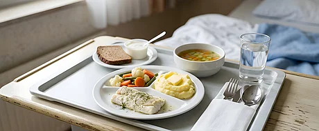 Servierte Mahlzeit für einen Patienten in einem Klinikzimmer