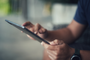PEG - Mitarbeiter erstellt Nachhaltigkeitsbericht am Tablet