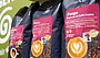 Drei Fuego Kaffeeverpackungen von GEPO stehen nebeneinander. 