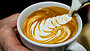 Die Zubereitung eines Kaffees mit Latte-Art.