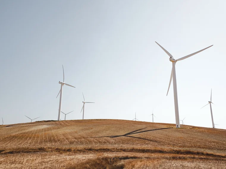 PEG - Energiemanagement PEG - Windräder auf einem Feld