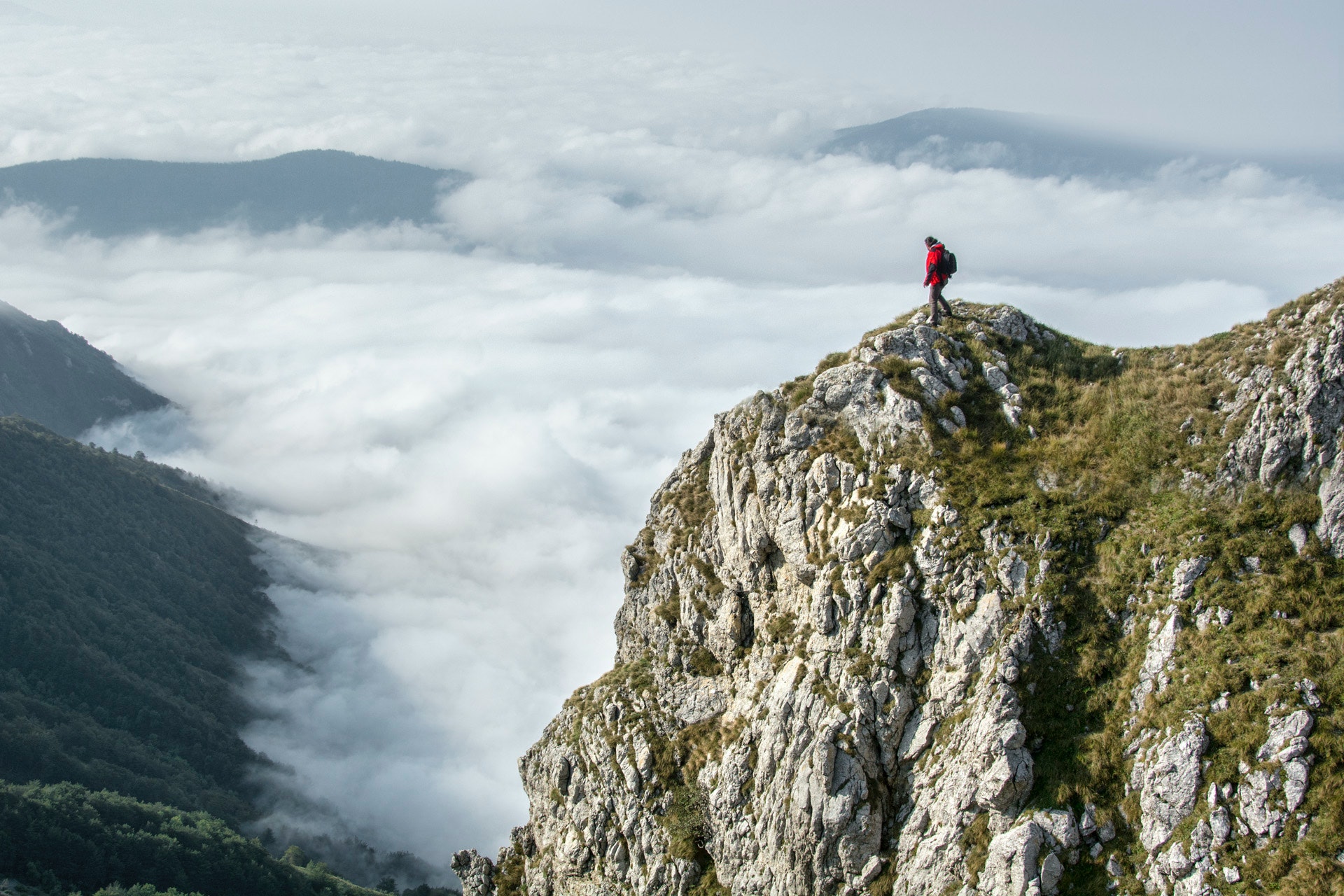 PEG - Nachhaltigkeitsstrategieberatung PEG - Aussicht auf einen Berg über den Wolken in der Natur